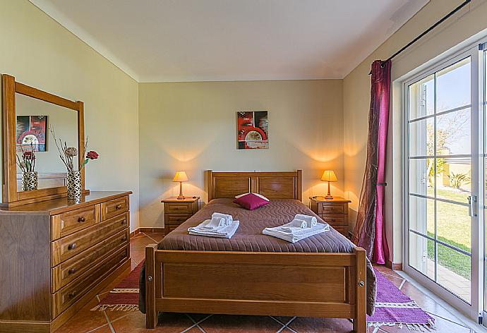 Double bedroom with en-suite bathroom  . - Villa Amendoeira . (Photo Gallery) }}