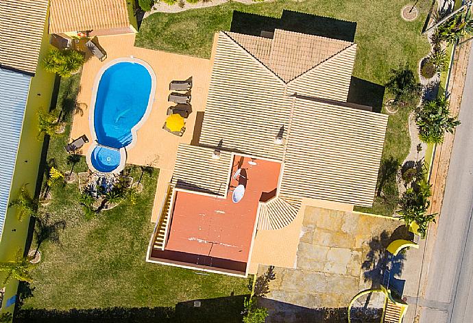 Aerial view of the villa . - Casa Amendoeira . (Galería de imágenes) }}
