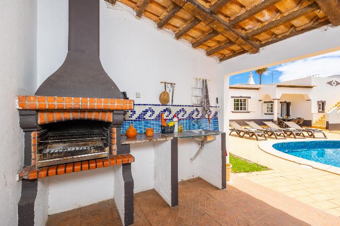 BBQ area . - Villa Amendoeira . (Photo Gallery) }}