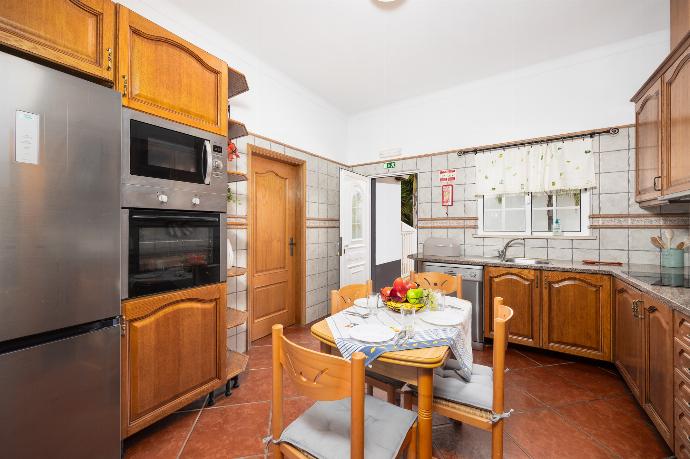 Equipped kitchen . - Villa Amendoeira . (Photo Gallery) }}
