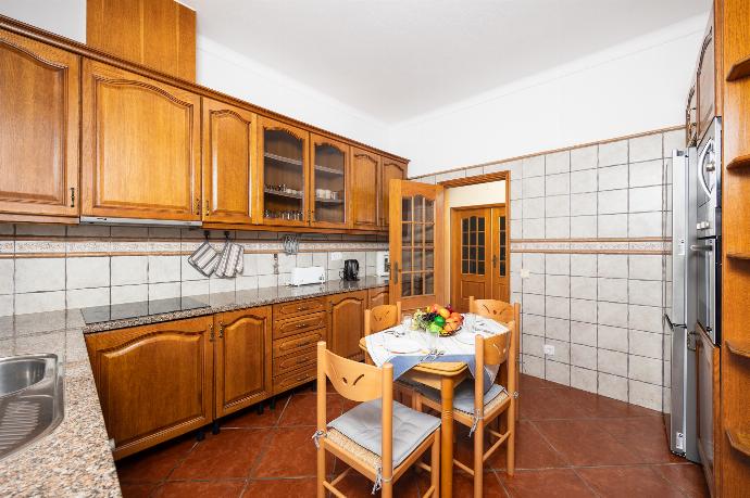 Equipped kitchen . - Villa Amendoeira . (Photo Gallery) }}