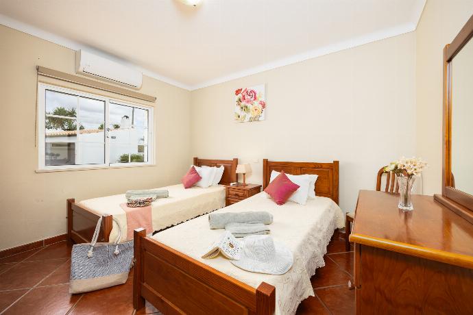 Twin bedroom with A/C . - Villa Amendoeira . (Photo Gallery) }}