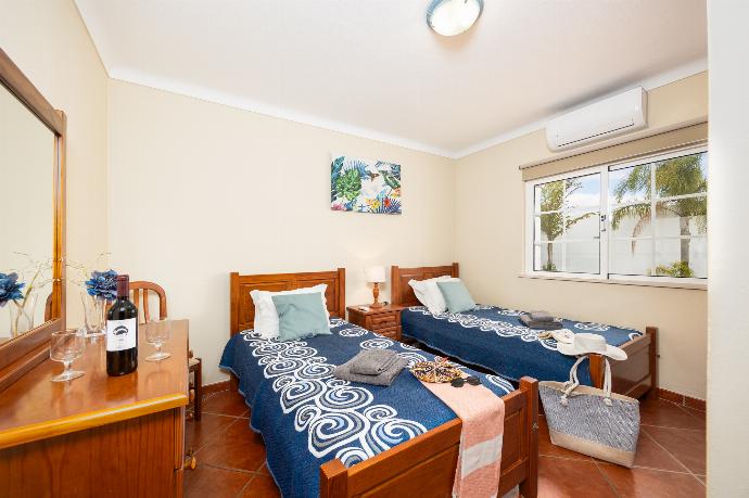Twin bedroom with A/C . - Villa Amendoeira . (Photo Gallery) }}