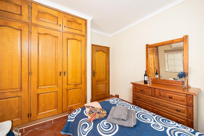 Twin bedroom with A/C . - Villa Amendoeira . (Photo Gallery) }}