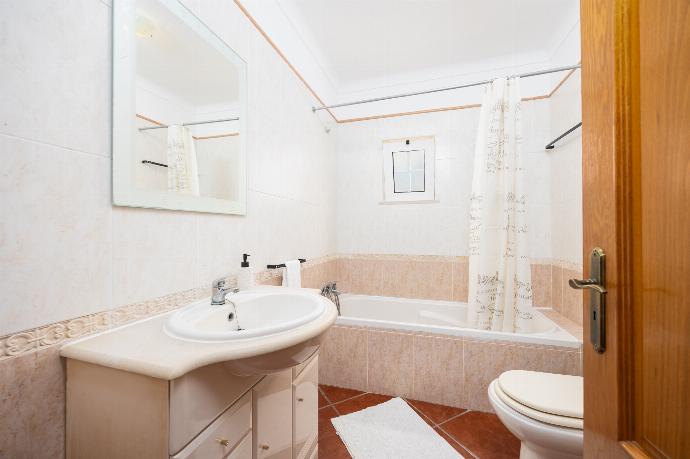 Family bathroom with bath and shower . - Villa Amendoeira . (Photo Gallery) }}