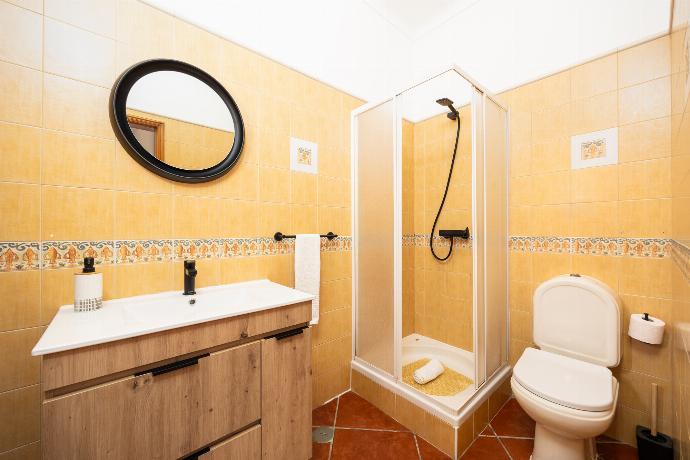 Family bathroom with shower . - Villa Amendoeira . (Photo Gallery) }}