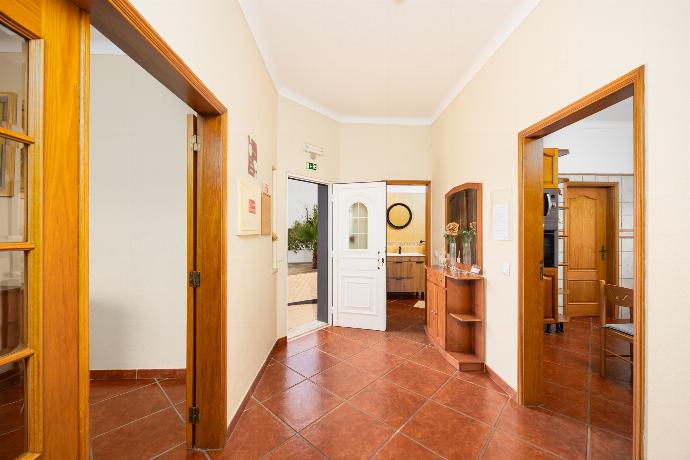 Hallway . - Villa Amendoeira . (Photo Gallery) }}