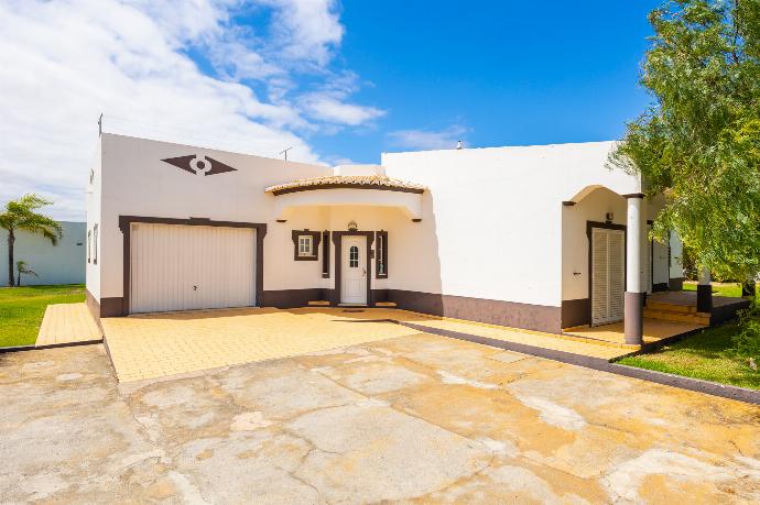 Private parking area . - Villa Amendoeira . (Photo Gallery) }}