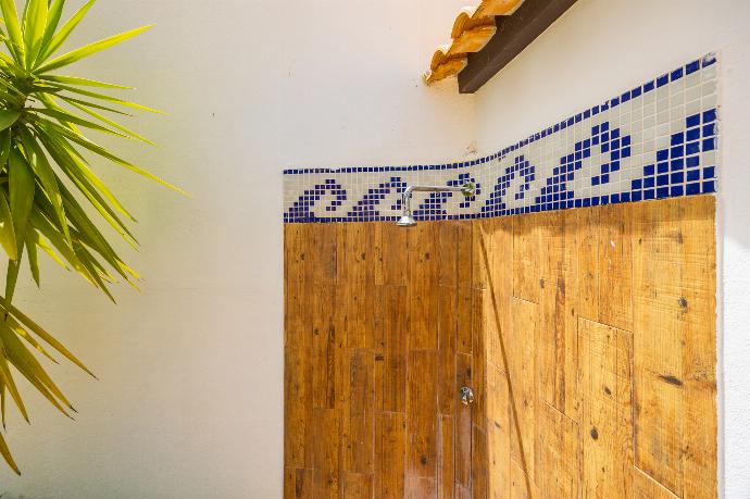 Outdoor shower . - Villa Amendoeira . (Photo Gallery) }}