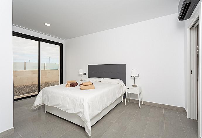 Double bedroom with en suite bathroom, A/C, and terrace access . - Villa Dream Seis . (Galería de imágenes) }}