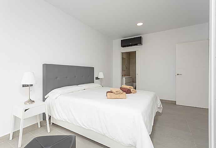 Double bedroom with en suite bathroom, A/C, and terrace access . - Villa Dream Seis . (Galleria fotografica) }}