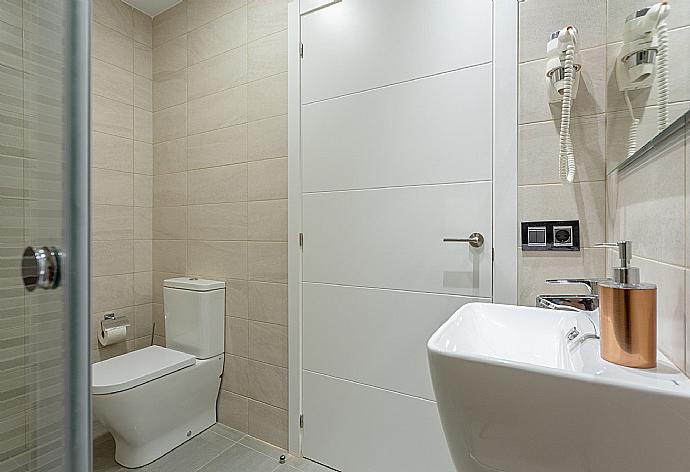 Family bathroom with shower . - Villa Dream Seis . (Fotogalerie) }}