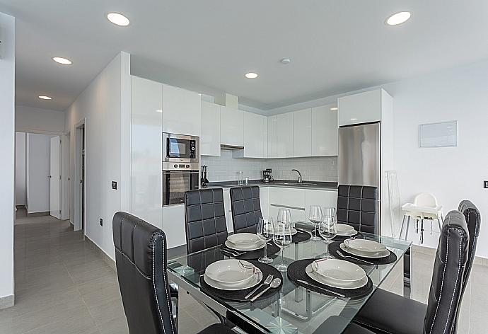 Dining area and equipped kitchen . - Villa Dream Ocho . (Fotogalerie) }}