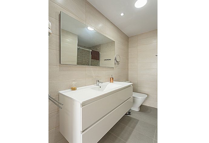 En suite bathroom with shower . - Villa Dream Ocho . (Galería de imágenes) }}