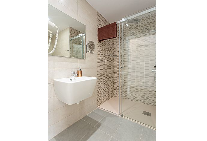 Family bathroom with shower . - Villa Dream Ocho . (Photo Gallery) }}