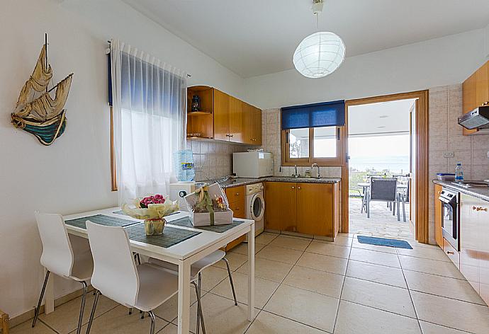 Indoor dining and kitchen  . - Argaka Sunset Villa . (Galería de imágenes) }}