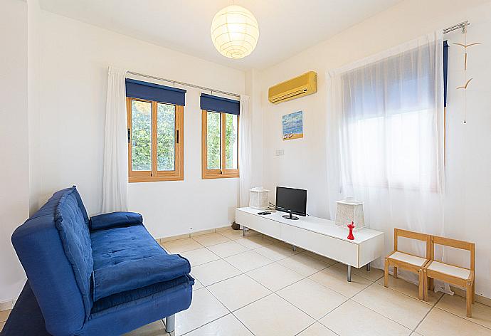 Living room with TV  . - Argaka Sunset Villa . (Fotogalerie) }}