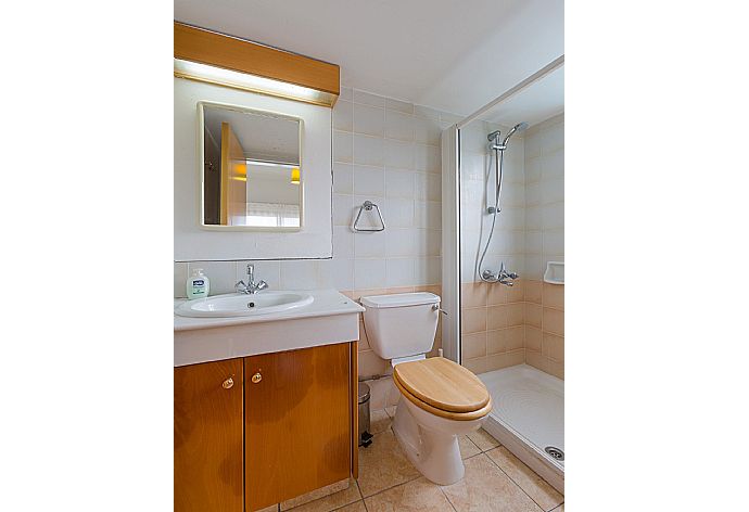 Bathroom with shower . - Argaka Sunset Villa . (Photo Gallery) }}