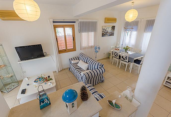 Living room with TV  . - Argaka Sunset Villa . (Fotogalerie) }}