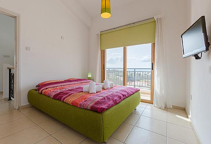 Double bedroom with A/C and en suite bathroom . - Argaka Sunset Villa . (Galleria fotografica) }}