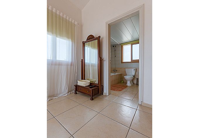 Bathroom  . - Argaka Sunset Villa . (Галерея фотографий) }}