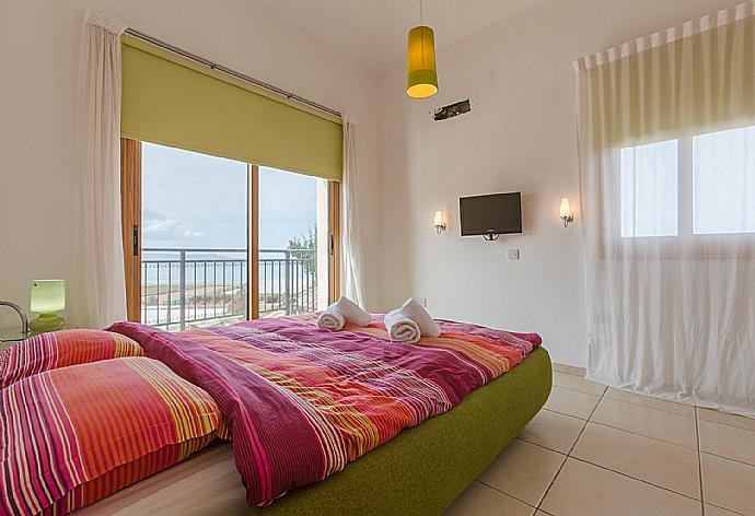 Double bedroom with A/C and en suite bathroom . - Argaka Sunset Villa . (Галерея фотографий) }}