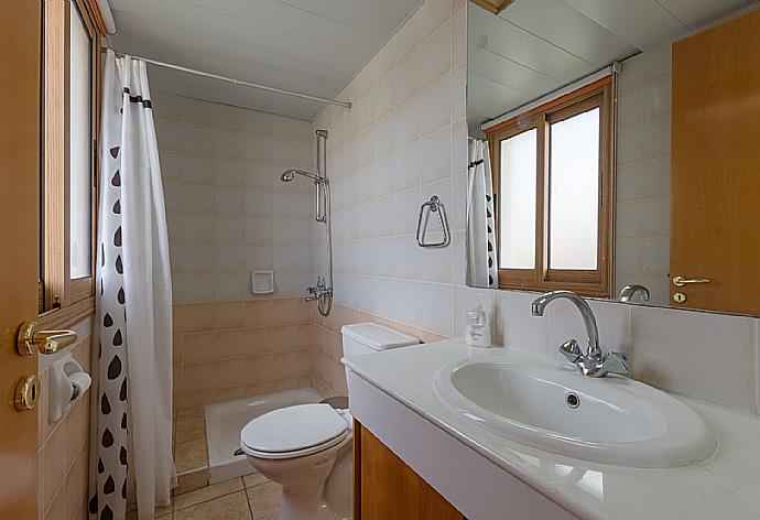 Bathroom with shower . - Argaka Sunset Villa . (Fotogalerie) }}