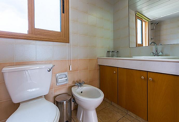 Family bathroom  . - Argaka Sunset Villa . (Галерея фотографий) }}