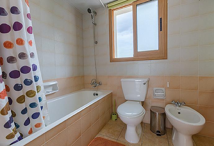 Bathroom with bath and shower . - Argaka Sunset Villa . (Fotogalerie) }}