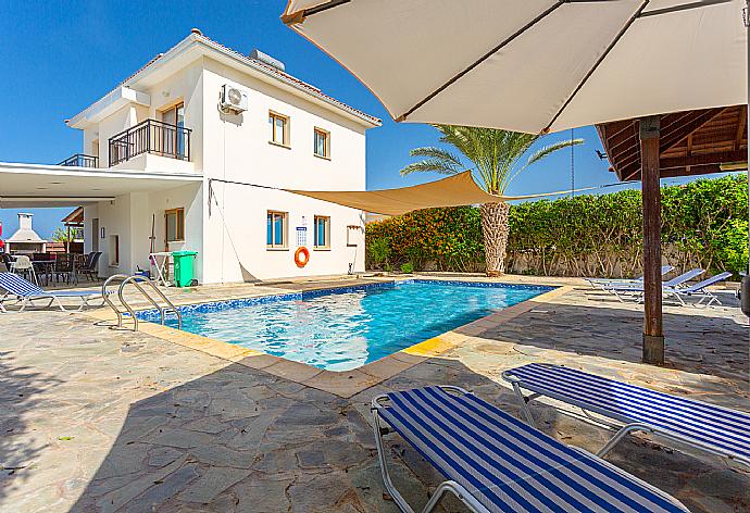 Beautiful villa with private pool and terrace with sea views . - Argaka Sunset Villa . (Galerie de photos) }}