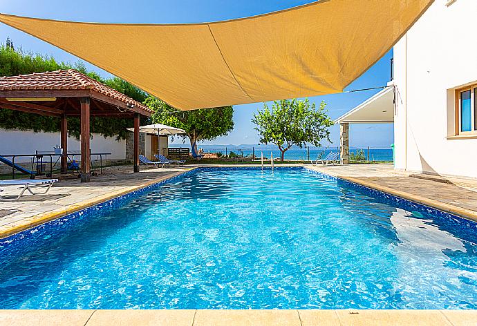 Private pool and terrace with sea views . - Argaka Sunset Villa . (Galleria fotografica) }}