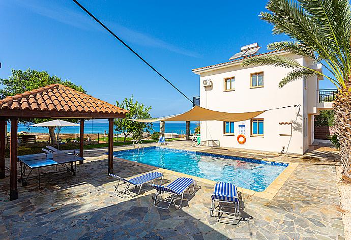 Beautiful villa with private pool and terrace with sea views . - Argaka Sunset Villa . (Photo Gallery) }}