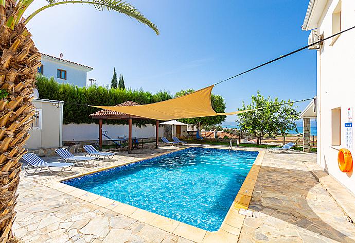 Private pool and terrace with sea views . - Argaka Sunset Villa . (Galleria fotografica) }}