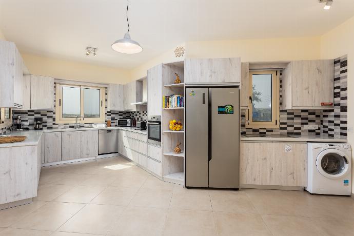 Equipped kitchen on ground floor . - Villa Christel . (Fotogalerie) }}