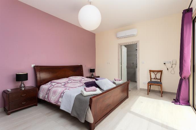 Double bedroom on first floor with en suite bathroom, A/C, views, and upper terrace access . - Villa Christel . (Galería de imágenes) }}