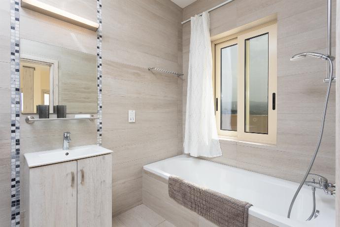 En suite bathroom on first floor with bath and shower . - Villa Christel . (Galleria fotografica) }}