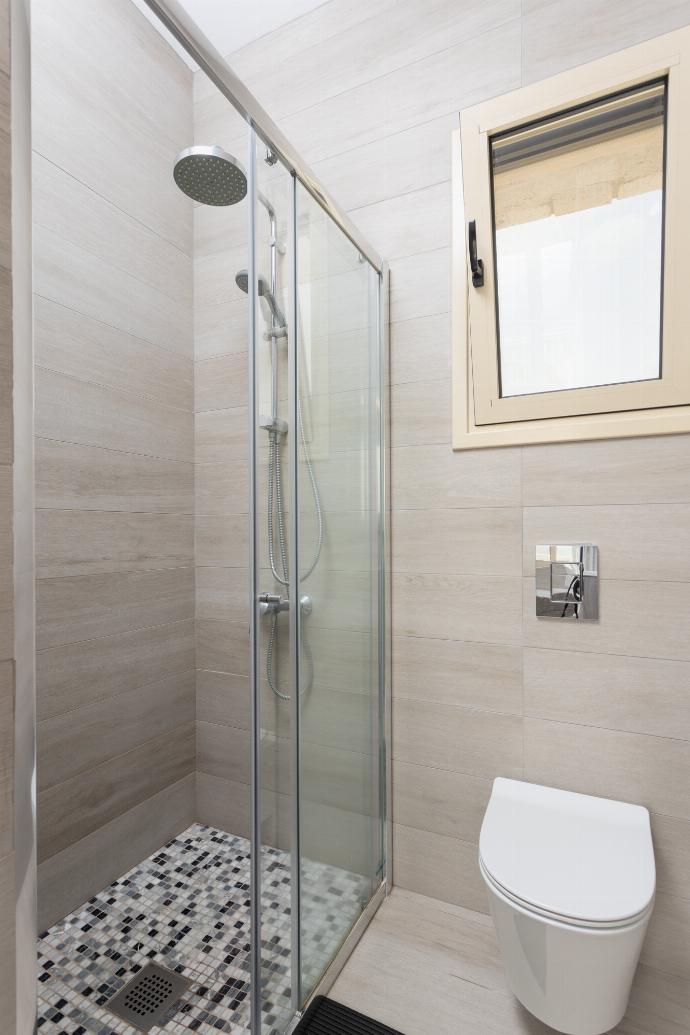 En suite bathroom on first floor with bath and shower . - Villa Christel . (Galleria fotografica) }}