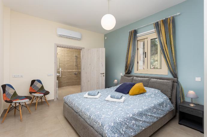 Double bedroom on ground floor with en suite bathroom and A/C . - Villa Christel . (Galleria fotografica) }}