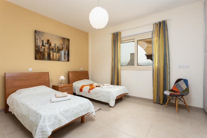 Twin bedroom on ground floor with en suite bathroom and A/C . - Villa Christel . (Galleria fotografica) }}