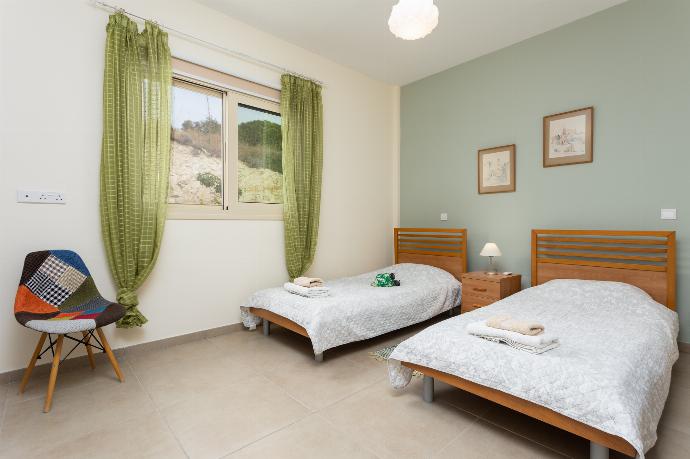 Twin bedroom on ground floor with en suite bathroom and A/C . - Villa Christel . (Galería de imágenes) }}