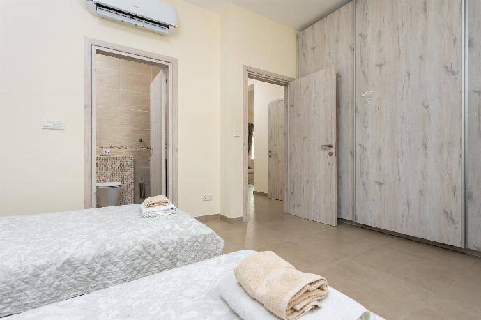 Twin bedroom on ground floor with en suite bathroom and A/C . - Villa Christel . (Galería de imágenes) }}