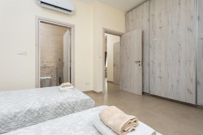 Twin bedroom on ground floor with en suite bathroom and A/C . - Villa Christel . (Fotogalerie) }}