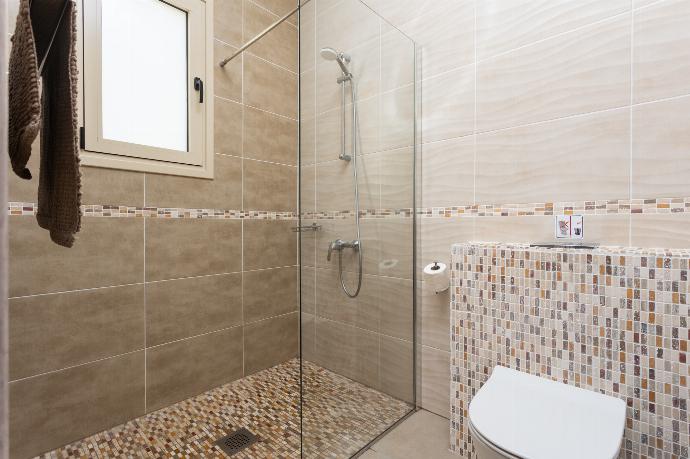 En suite bathroom with shower . - Villa Christel . (Galleria fotografica) }}