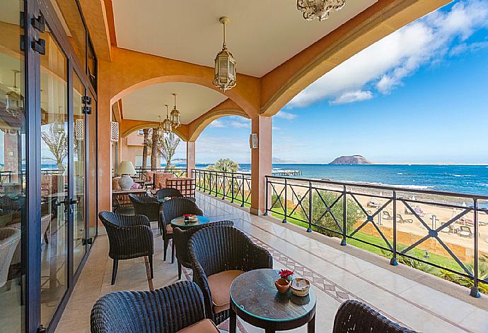 Stop by for respite and refreshment at Gran Hotel Atlantis Bahia Real . - Villa Mariposa . (Galerie de photos) }}