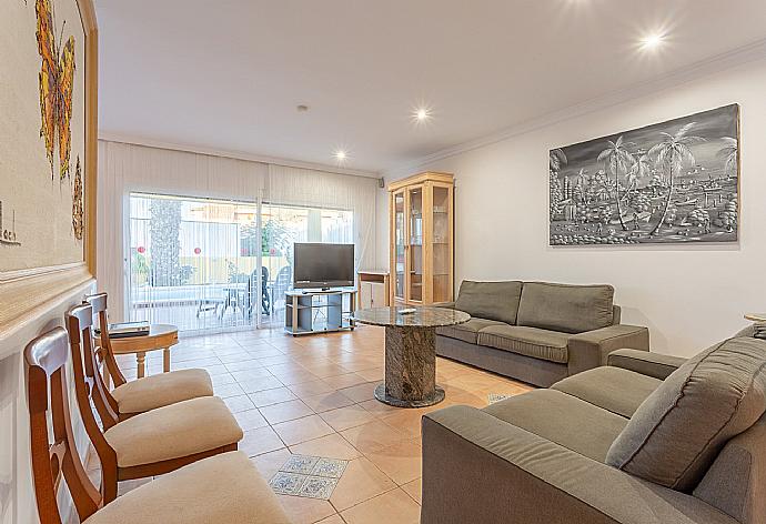 Living room with sofas, dining area, A/C, WiFi internet, satellite TV, and pool terrace access . - Villa Mariposa . (Galleria fotografica) }}