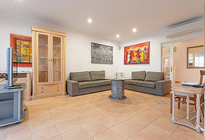 Living room with sofas, dining area, A/C, WiFi internet, satellite TV, and pool terrace access . - Villa Mariposa . (Fotogalerie) }}