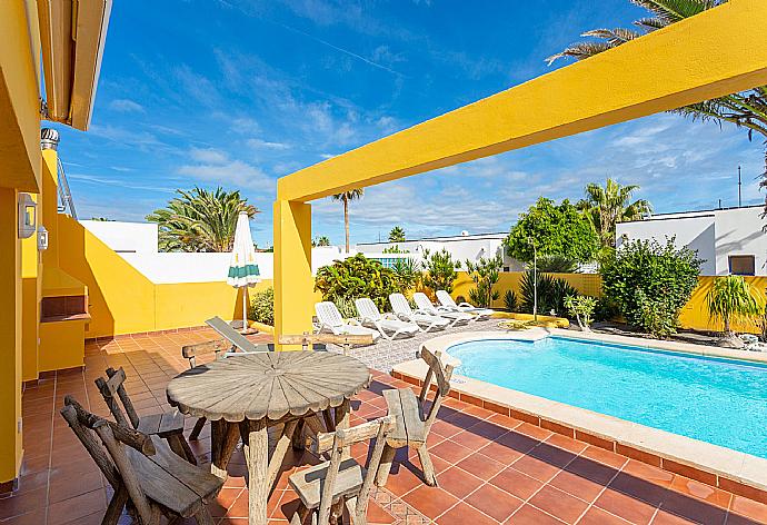 Private pool and terrace . - Villa Mariposa . (Fotogalerie) }}