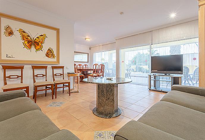 Living room with sofas, dining area, A/C, WiFi internet, satellite TV, and pool terrace access . - Villa Mariposa . (Fotogalerie) }}