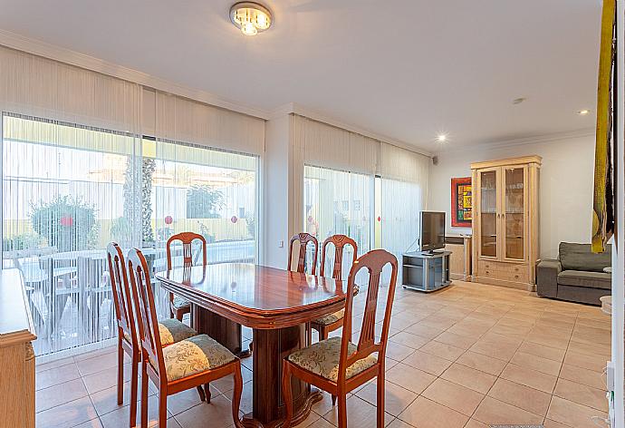 Dining area  . - Villa Mariposa . (Галерея фотографий) }}