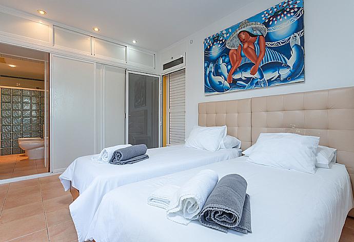 Twin bedroom with en suite bathroom, A/C, and balcony access . - Villa Mariposa . (Galleria fotografica) }}